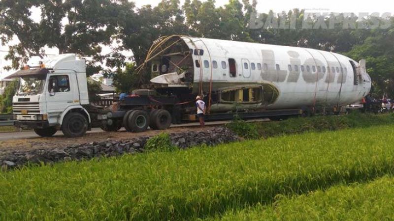 Abandoned airplanes in Bali: A former Lion Air Boeing 737 on its way to Keramas