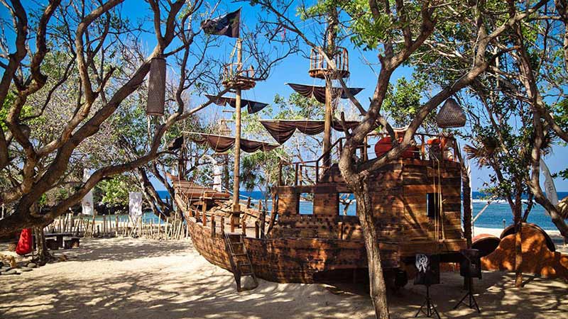 Bali with kids: Pirates Bay restaurant is located on the beach in Nusa Dua