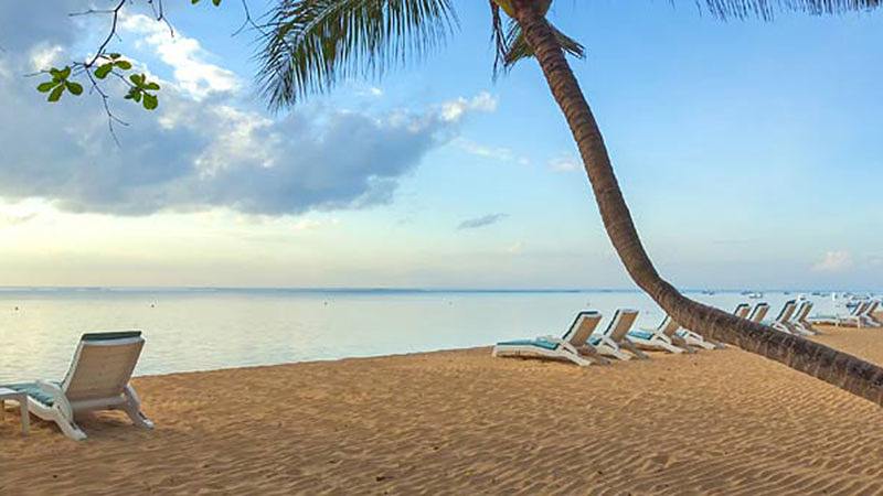 Bali with kids: The waves on Sanur beach are very shallow